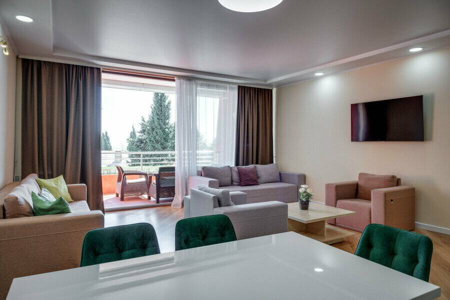 Фотографии номера 107 Апартаменты King Size с двумя спальнями , двумя балконами в Гостинице Фамилия Делюкс Гурзуф