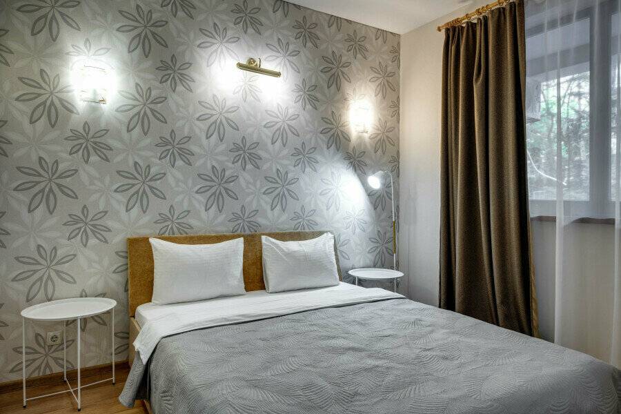 Фотографии номера 107 Апартаменты King Size с двумя спальнями , двумя балконами в Гостинице Фамилия Делюкс Гурзуф